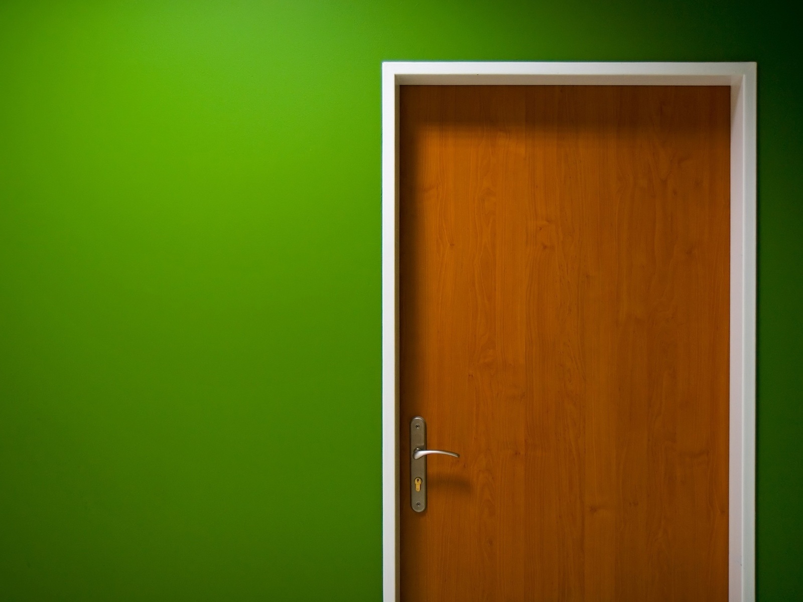 зеленая стена, дверь, белая окантовка