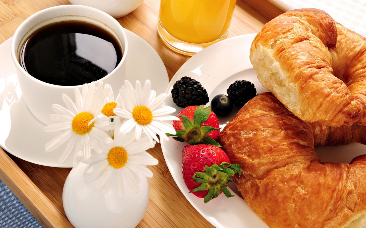 завтрак,кофе,булочки,цветы,клубника, малина