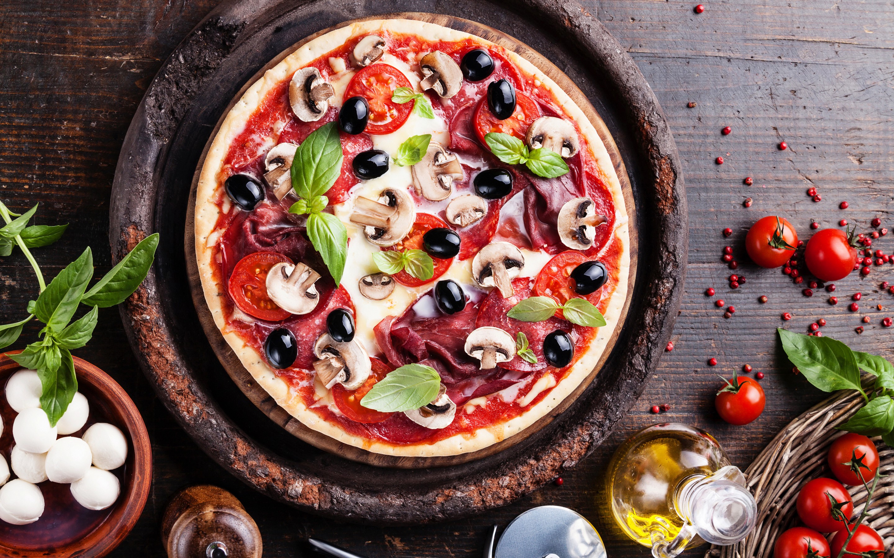 Пицца с грибами,оливками,колбасой и помидорами
