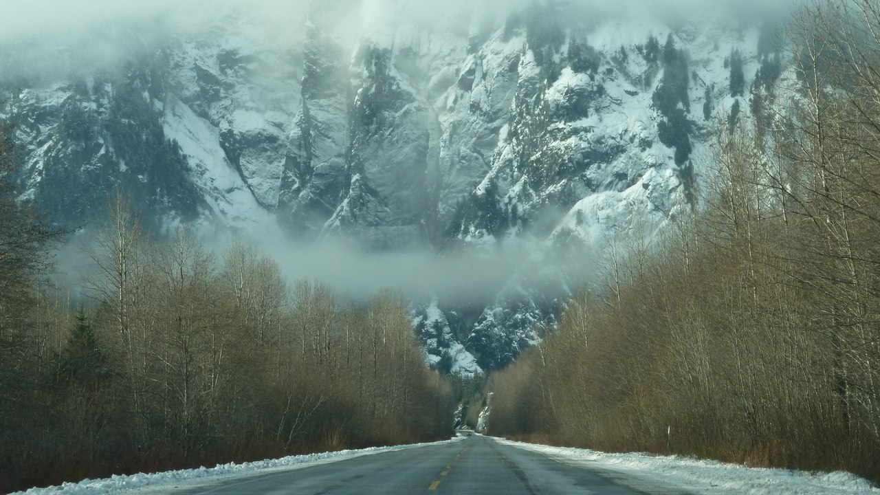 дорога,горы,снег,облака,деревья